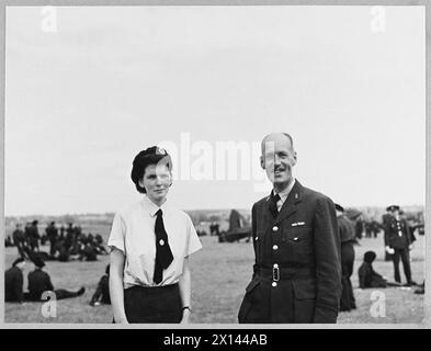 Das Foto zeigt die weibliche Beobachterin Ison bei der Abstandszeremonie des Royal Observer Corps im Jahr 1945 und unterstreicht ihre Erfolge beim Erhalt des Master Observer's Certificate und der Zeremonie mit Flight Leutnant Maskelyne. Stockfoto