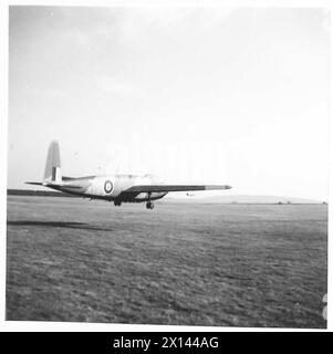 HOTSPUR GLEITER MARK II (ALLGEMEINES FLUGZEUG) - Operational Training Gleiter. Ein Segelflugzeug wird vom Netheravon Flugplatz, Wiltshire, 19.11.42 abgeschleppt Stockfoto