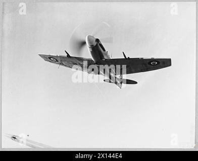 DAS NEUESTE SPITFIRE: MARK XII - 12726 Bild (Ausgabe 1944) zeigt eine Dreiviertelansicht des Spitfire Mk XII mit den abgestürzten Flügeln der Royal Air Force Stockfoto