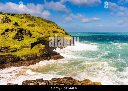 Stürzende Wellen in Tintagel Haven im Gefolge des Sturms Kathleen aus Barras Nose, Tintagel, Cornwall, Großbritannien Stockfoto