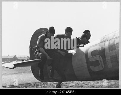 JAGDFEGER : ALLES IN DER TÄGLICHEN ARBEIT DES RAF-KAMPFKOMMANDOS. - (5749) Bodenbesatzung hält den Schwanz eines Spitfire fest, während der Pilot seinen Motor hochdreht, kämpft mit dem Tornado der Royal Air Force Stockfoto