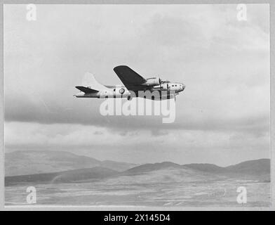 KÜSTENFESTUNGEN BEDECKEN WEITE TEILE DES ATLANTIKS. - 11099 Bild (ausgestellt 1943) zeigt Eine Küstenfestung im Flug der Royal Air Force Stockfoto