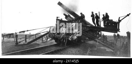 SIR KEITH MURDOCH IM KOMMANDO NORD - Sir Keith Murdoch spricht mit Chief Commander Wagstaff, stellvertretender Direktor der britischen ATS-Armee Stockfoto