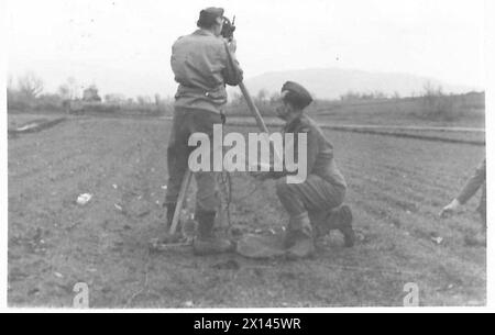 ITALIEN : FÜNFTE RÜSTUNGSMÄNNER, DIE "NEIN" ZUM GENERAL SAGEN - S/SGT. R.B. Sexton von St. Louis liest den Theodoliten mit Hilfe von M.Vernon, RAF London, British Army Stockfoto