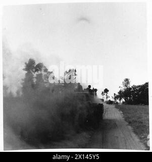 Eine CHURCHILL-BESATZUNG BEREITET SICH AUF DEN KAMPF VOR DAS LEBEN Einer CHURCHILL-PANZERBESATZUNG – die Churchill-Tanks werfen Staubwolken auf, während sie in der Normandie British Army, 21st Army Group, über Felder und staubige Straßen fliegen Stockfoto