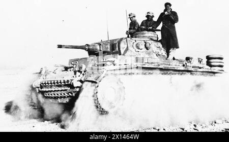 DIE SCHLACHT VON GAZALA, MAI-JUNI 1942: Ein deutscher Pzkw Mk III-Panzer stürzt während Rommels Fahrt auf Bir Hakeim im Juni 1942 durch die Wüste. Der Panzer war seinem britischen Rivalen, der Matilda, sowohl hinsichtlich Zuverlässigkeit als auch Bewaffnung überlegen Stockfoto