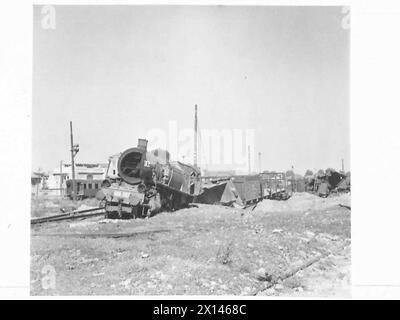 ACHTE ARMEE : BRÜCKENKOPF ÜBER DEN ARNO - Züge, die unter den Händen der deutschen Abbruchstruppen der britischen Armee litten Stockfoto