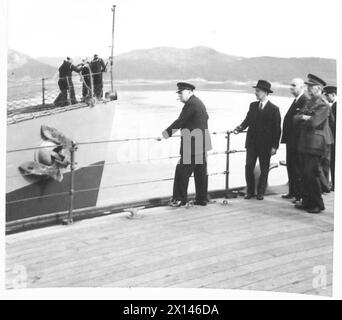 Foto des Premierministers, der den Präsidenten an Bord der H.M.S. Prince of Wales trifft, während der Präsident auf dem Zerstörer McDougal, British Army, abreist. Stockfoto