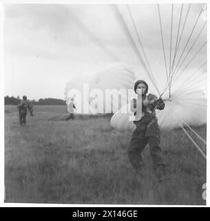 FALLSCHIRMJÄGER IM TRAINING - Bilder aus der Linie eines Fallschirms, die einen Fallschirmjäger unter Kontrolle bringen, bevor er sich aus dem Gurtzeug der British Army befreit Stockfoto