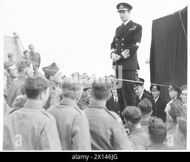 AUSBILDUNG FÜR KOMBINIERTE OPERATIONEN - Vizeadmiral Lord Louis Mountbatten diskutiert das Projekt mit Truppen der britischen Armee Stockfoto