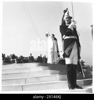 Der Sultan von Marokko trifft am Place de la Concorde ein, um an einer Pariser Parade teilzunehmen, die von britischen Armeepersonal bezeugt wird. Stockfoto