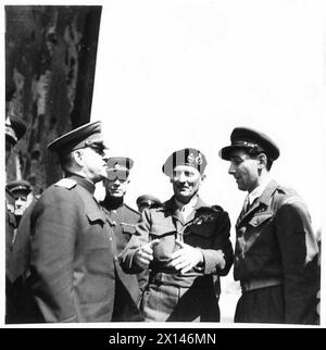 Feldmarschall Montgomery mit russischen Generälen am Brandenburger Tor während einer Einführungszeremonie, britische Armee, 21. Armeegruppe. Stockfoto