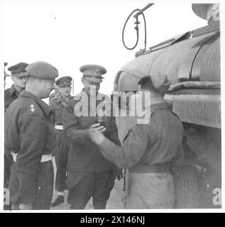 ACHTE ARMEE: LEBENSBLUT EINER ARMEE - Feldmarschall Alexander hält einen Becher mit Fluggeist der British Army Stockfoto