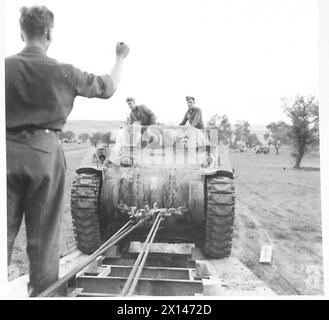 ITALIEN: ACHTE ARMEE: REME-SERIE – REME-PANZERRÜCKGEWINNUNG. Ein Sherman-Panzer wird auf Scammel geladen, bevor er in Werkstätten gebracht wird, um einen neuen Motor der britischen Armee zu installieren Stockfoto