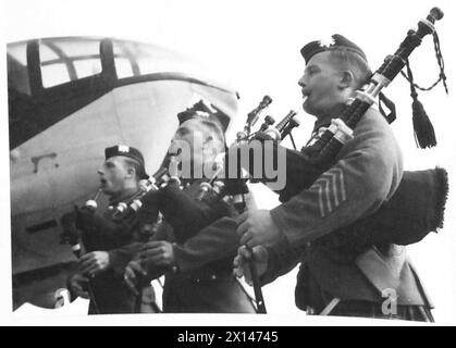 MIT DER SCHWARZEN UHR AUF DEN SHETLAND-INSELN - die Black Watch haben die Kontrolle über einen Flugplatz in den Shetlands und dieses Bild zeigt ihre Piper, die die britische Armee des R.A.F. unterhalten Stockfoto