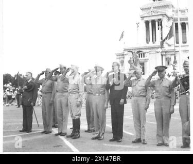 ROM : DIE AMERIKANER FEIERN DIE UNABHÄNGIGKEITSERKLÄRUNG - Mr. Stimson und die Generäle, die ihn begleiteten, fotografierten während des Spiels der britischen Nationalhymne Stockfoto