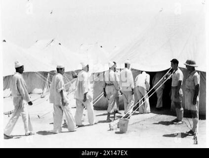 LEBEN IN Einem LIBYSCHEN GEFANGENENLAGER - Rückkehr in ihr Krankenhauszelt nach ärztlicher Inspektion British Army Stockfoto