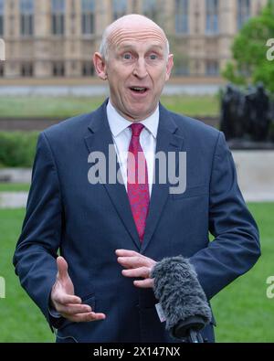 London, England, Großbritannien. April 2024. Shadow Defence Secretary JOHN HEALEY wurde in Westminster während der morgendlichen Rundfunkrunde interviewt. (Kreditbild: © Thomas Krych/ZUMA Press Wire) NUR REDAKTIONELLE VERWENDUNG! Nicht für kommerzielle ZWECKE! Stockfoto