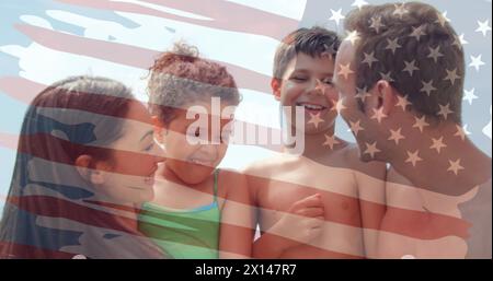 Bild, das die us-Flagge über die glückliche kaukasische Familie schwenkt Stockfoto