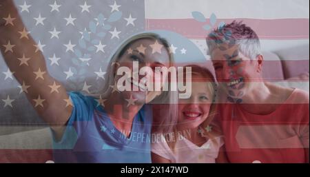 Bild, das die us-Flagge über die glückliche kaukasische Familie schwenkt Stockfoto