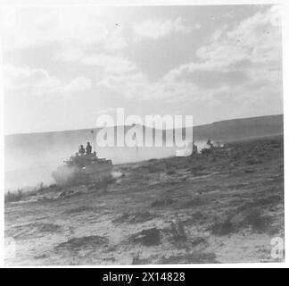 BILDER AUS DER westlichen WÜSTE - Panzer, die nach der Schlacht zur Basis zurückkehren, britische Armee Stockfoto