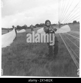 FALLSCHIRMJÄGER IM TRAINING - Bilder aus der Linie eines Fallschirms, die einen Fallschirmjäger unter Kontrolle bringen, bevor er sich aus dem Gurtzeug der British Army befreit Stockfoto