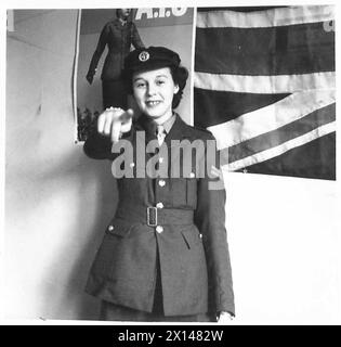 ATS RECRUITING CORPORALS IN NORTH WEST RECRUITING DIVISION - Corporal Edith Wilkins, der seit 17 Monaten ATS Recruiting in Preston durchführt, war Mitglied der ATS vor dem Krieg. Im nächsten März wird sie ihr viertes Jahr im Dienst absolvieren. Sie erinnert sich an die Zeit, als ATS nur kochen und Büroarbeit leisten konnte. Jetzt ist sie damit beschäftigt, potenziellen Rekruten alle neuen, vorhandenen Stellen im Service mitzuteilen. Sie hat einen Bruder in der britischen Armee Stockfoto