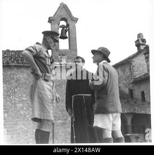 DER STAATSSEKRETÄR FÜR INDIEN BESUCHT DIE 10. INDISCHE DIVISION - Mr. Araery mit Generalmajor Reid, Kommandant der 10. Indischen Division. Er spricht mit einem Mönch im Kloster Laverna, der kürzlich von der britischen Armee der Indianer befreit wurde Stockfoto