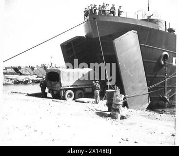 FÜNFTE ARMEE: DAS POSTAMT DER ARMEE IM ANZIO-BRÜCKENKOPF - der Postwagen fährt an Bord der L.S.T. für die britische Armee Neapel Stockfoto