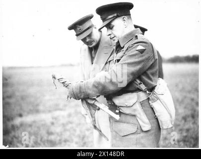 DER BESUCH DES DUKE OF GLOUCESTER IN EAST ANGLIA, H.R.H., hatte eine Übung, die die britische Armee erklärte Stockfoto