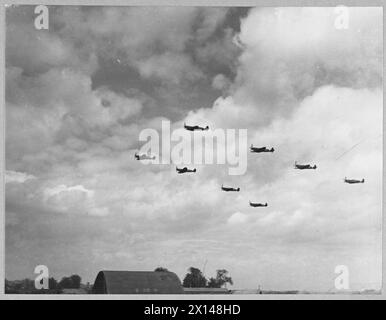 Im Jahr 1943 flog das Flugzeug der Spitfire IX einer britischen RAF-Staffel über die französische Küste und kehrte nach operativen Patrouillen in Formation zurück. Stockfoto