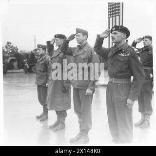 DIE ALLIIERTEN ARMEEN IM ITALIENISCHEN FELDZUG, 1943-1945: General Richard McCreery (2. Von links), General Mark Clark (Mitte) und General Władysław anders (1. Von rechts), die während des Spiels einer Nationalhymne den Gruß nahmen. Leutnant Eugeniusz Lubomirski, Adjutant von General anders, ist in der zweiten Reihe und grüßt. Foto, aufgenommen während Generäle Clark und McCreery im Hauptquartier des 2. Polnischen Korps in Predappio. General Clark wurde während dieses Besuchs auch mit Virtuti Militari dekoriert. Ein AFPU-Kameramann in Schneebarntfarbe filmt polnische Infanteristen, die von einer Patrouille zurückkehren, Stockfoto