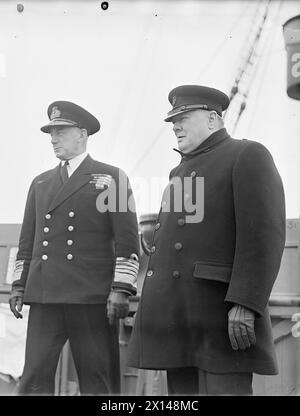 MR. CHURCHILLS SEEREISE IN DIE USA - ERSTE BILDER. MAI 1943, AN BORD DER SS QUEEN MARY AUF DEM WEG IN DIE USA. HERR CHURCHILL WURDE VON HOCHRANGIGEN BEAMTEN UND MINISTERN BEGLEITET. - Der Premierminister auf der Brücke mit dem Flottenadmiral Sir Dudley Pound (rechts) und dem Kapitän des Schiffes, Captain G C Illingworth Stockfoto