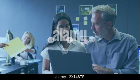 Bild von Social-Media-Symbolen und Datenverarbeitung über verschiedene Geschäftsleute im Büro Stockfoto