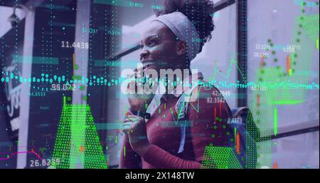 Bild der Verarbeitung von Finanzdaten über eine Frau mit Smartphone Stockfoto