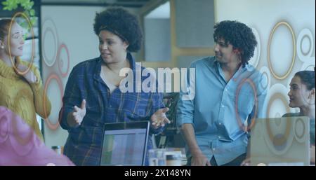 Bild von qr-Code und Datenverarbeitung über verschiedene Geschäftsleute im Büro Stockfoto