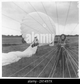 FALLSCHIRMJÄGER IM TRAINING - Bilder aus der Linie eines Fallschirms, die einen Fallschirmjäger unter Kontrolle bringen, bevor er sich aus dem Gurtzeug der British Army befreit Stockfoto