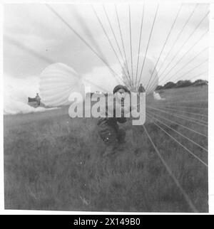 FALLSCHIRMJÄGER IM TRAINING - Bilder aus der Linie eines Fallschirms, die einen Fallschirmjäger unter Kontrolle bringen, bevor er sich aus dem Gurtzeug der British Army befreit Stockfoto