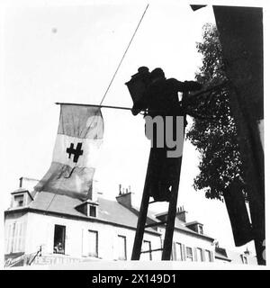 BASTILLE-TAG IN BAYEUX - die Freifranzösische Flagge wird in den Straßen der Bayeux British Army, 21st Army Group, gehängt Stockfoto