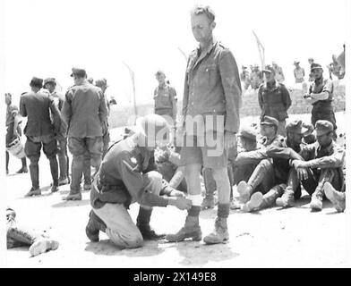 DEUTSCHE GEFANGENE IN DER westlichen WÜSTE - deutsche Gefangene, die ihre Wunden nach ihrer Gefangennahme der britischen Armee angezogen haben Stockfoto