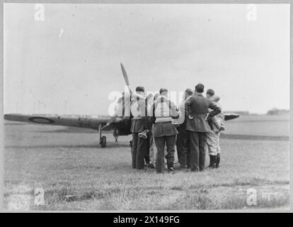 Piloten treffen sich vor einem Hurrikan bei North Weald, Mai 1940. Stockfoto