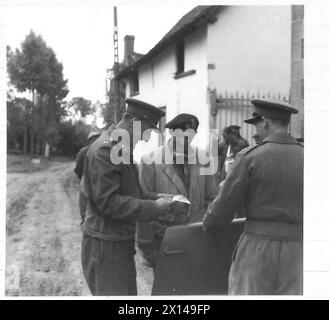 FELDMARSCHALL MONTGOMERY FOLGT SEINEN TRUPPEN NORDFELDMARSCHALL Montgomery spricht mit Generalmajor G.R.K. Ross, DSO.,MC., kommandiert 53. Division British Army, 21. Armeegruppe Stockfoto