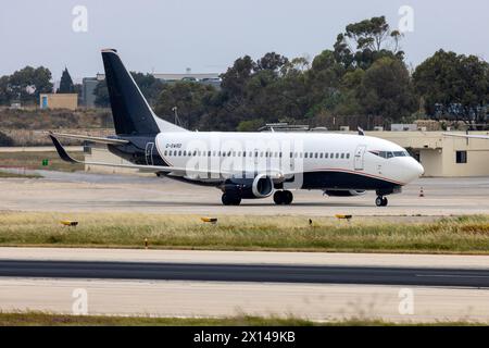 2Excel Aviation Boeing 737-3L9 (REG: G-SWRD) landet als Flug BRO21 vom Flughafen London Stansted. Stockfoto