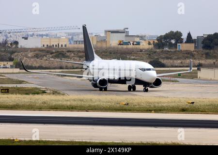 2Excel Aviation Boeing 737-3L9 (REG: G-SWRD) landet als Flug BRO21 vom Flughafen London Stansted. Stockfoto