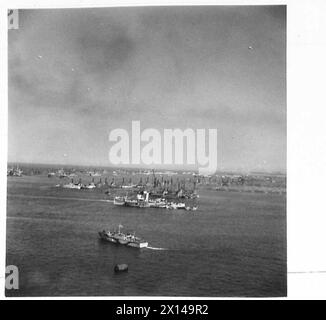 FOTOS VON VORGEFERTIGTEN ANSCHLÜSSEN USW. - Blick auf Frachtpistolen und -Schiffe im Hafen, britische Armee, 21. Armeegruppe Stockfoto