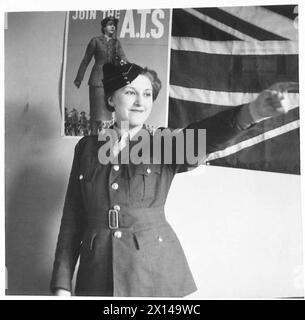 ATS RECRUITING CORPORALS IN NORTH WEST RECRUITING DIVISION - Corporal Margaret Rogers ist eine weitere ATS Recruiting Corporals in Manchester. Ihr Zuhause ist in Lichfield, und sie arbeitete in einem Umkleidekaden. Kurz nach dem Ausbruch des Krieges trat sie im Alter von 18 Jahren der ATS bei. Eine ihrer friedlichen Berufe war die Leitung einer gyn-Klasse für junge Mädchen in ihrer Freizeit British Army Stockfoto