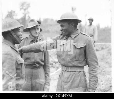 ITALIEN : ACHTE ARMEE FRONTWITH DIE BASUTO-PIONIERE - von links nach rechts:- L/CPL. Hesman, C.S.M. Preen und Sgt. B. Pitso, ein Goldminer aus der britischen Armee des Dorfes Qili Stockfoto