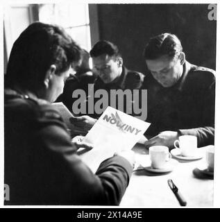 Ein Offizier der 1. Polnischen Schützenbrigade liest während des Mittagessens im Offizieren' Mess in Cupar, Schottland, das Regimentsblatt „Nowiny - News“ und hebt das häusliche und soziale Leben der Truppen und ihre fortgesetzten Studien an der St. Andrews University hervor. Stockfoto