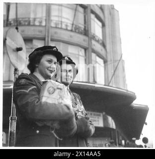 ATS LEAVE-GIRLS MACHEN IHRE GESCHÄFTE IN BRÜSSEL - voll mit Paketen, unsere Leave Girls finden es nicht zu leicht, eine Straßenbahnhaltestelle zu finden, British Army, 21st Army Group Stockfoto