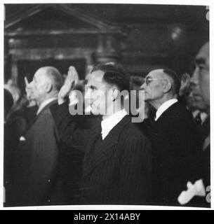 ERÖFFNUNG DER DEUTSCHEN GERICHTE ein weiterer Schritt zur Demokratie in Deutschland - deutsche Anwaltsmitglieder schwören bei der Eröffnung der Gerichte britische Rheinarmee Stockfoto